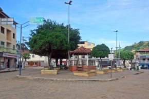 Vista da Praça Cônego João Pio, São José do Goiabal MG.JPG