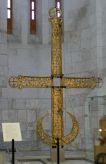 Крест с просечным орнаментом, снятый с главы собора и заменённый в 2002 году новоделом