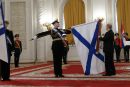 В.В. Путин прикрепляет орден Нахимова на Знамённый флаг крейсера Варяг