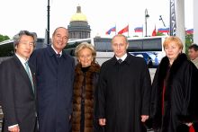 Санкт-Петербург. Премьер-министр Японии Дзюнъитиро Коидзуми, президент Франции Жак Ширак с супругой Бернадетт, президент России Владимир Путин с супругой Людмилой (30 мая 2003)