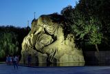 Скульптура «Скорбь матери» ночью