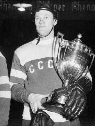 В. М. Бобров, капитан сборной команды СССР по футболу и хоккею с шайбой