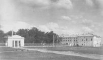 Кафедральная площадь в Вятке. Слева - портик и ограда Александровского сада, справа - южный корпус присутственных мест