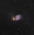 Галлактика NGC 5194 со спиральной структурой. Возможно, была первой обнаруженной спиральной туманностью. Эта пара находится на расстоянии около 31 миллиона световых лет и официально принадлежит небольшому по занимаемой на небе площади созвездию Гончих Псов.