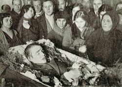 Yesenin in coffin.jpg