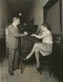 Владимир Зворыкин Зворыкин демонстрирует новый электронно-лучевой телевизор мисс Милдред Берт, фото 1929 года