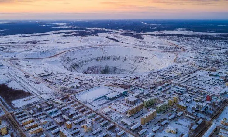 Что находится внутри кимберлитовой трубки. Куда не брось взгляд, везде трубка. Обратите внимание, что на снимке есть стадион и оцените его размер на фоне этого огромного отверстия. Фото.