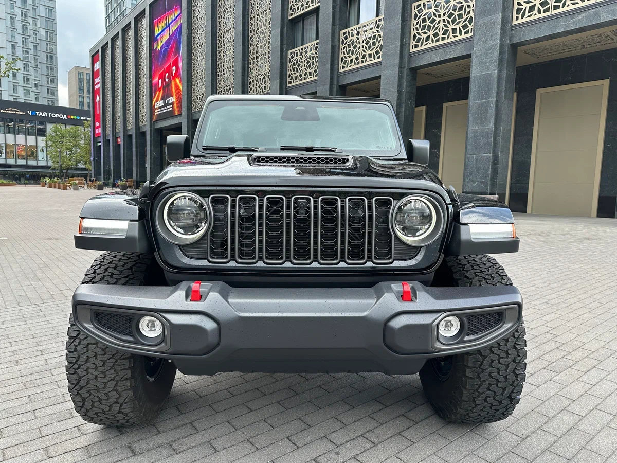 Jeep Wrangler Rubicon — пакет для бездорожья: защита порогов, внедорожная резина, лебёдочная подготовка