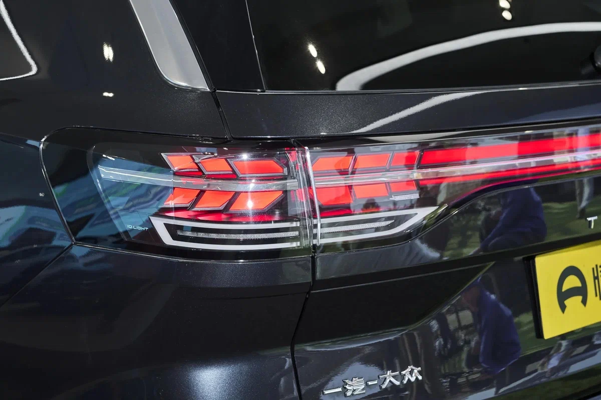 Фирменная светодиодная оптика IQ.Light и логотип «一汽-大众» (FAW-Volkswagen) на кузове — подтверждение сборки