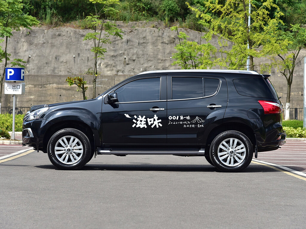 Isuzu MU-X 2026, салон — комплектация с полным приводом и автоматической коробкой