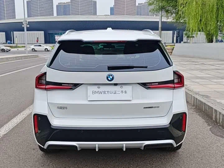 BMW iX1 сбоку — компактные пропорции кроссовера