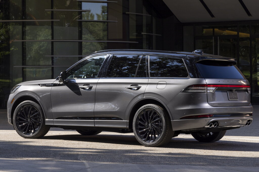 Lincoln Aviator 2026 — вид сзади, актуальное поколение с полнопроходной светодиодной полосой