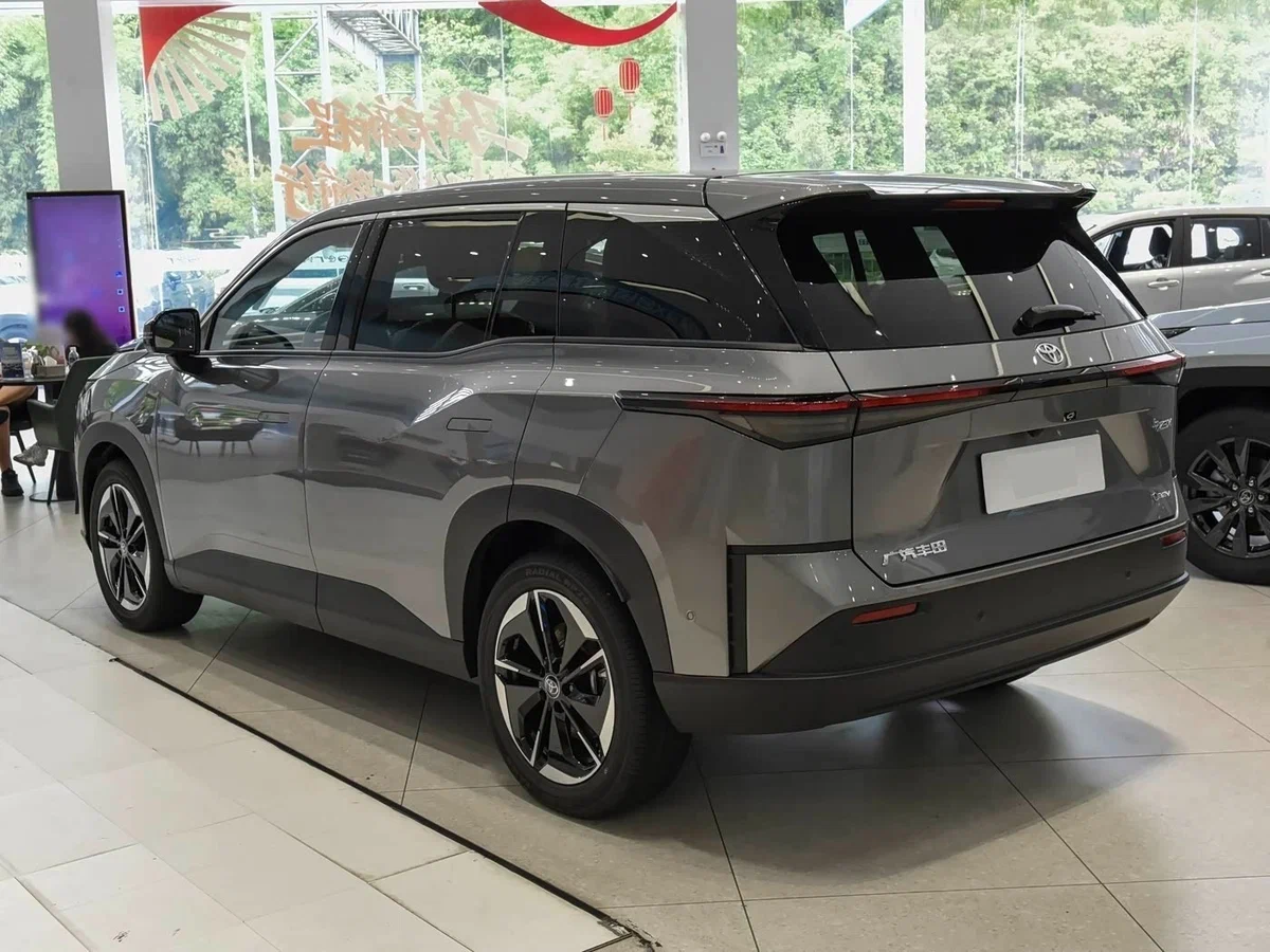 Toyota bZ3X, вид сбоку — кузов компактного кроссовера