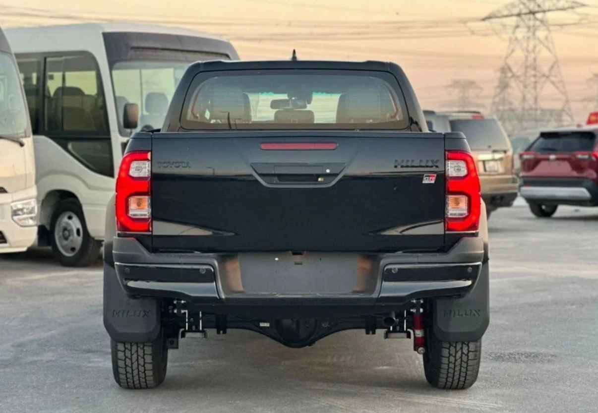 Toyota Hilux 2026 — вид сбоку, дубайская топовая комплектация Adventure