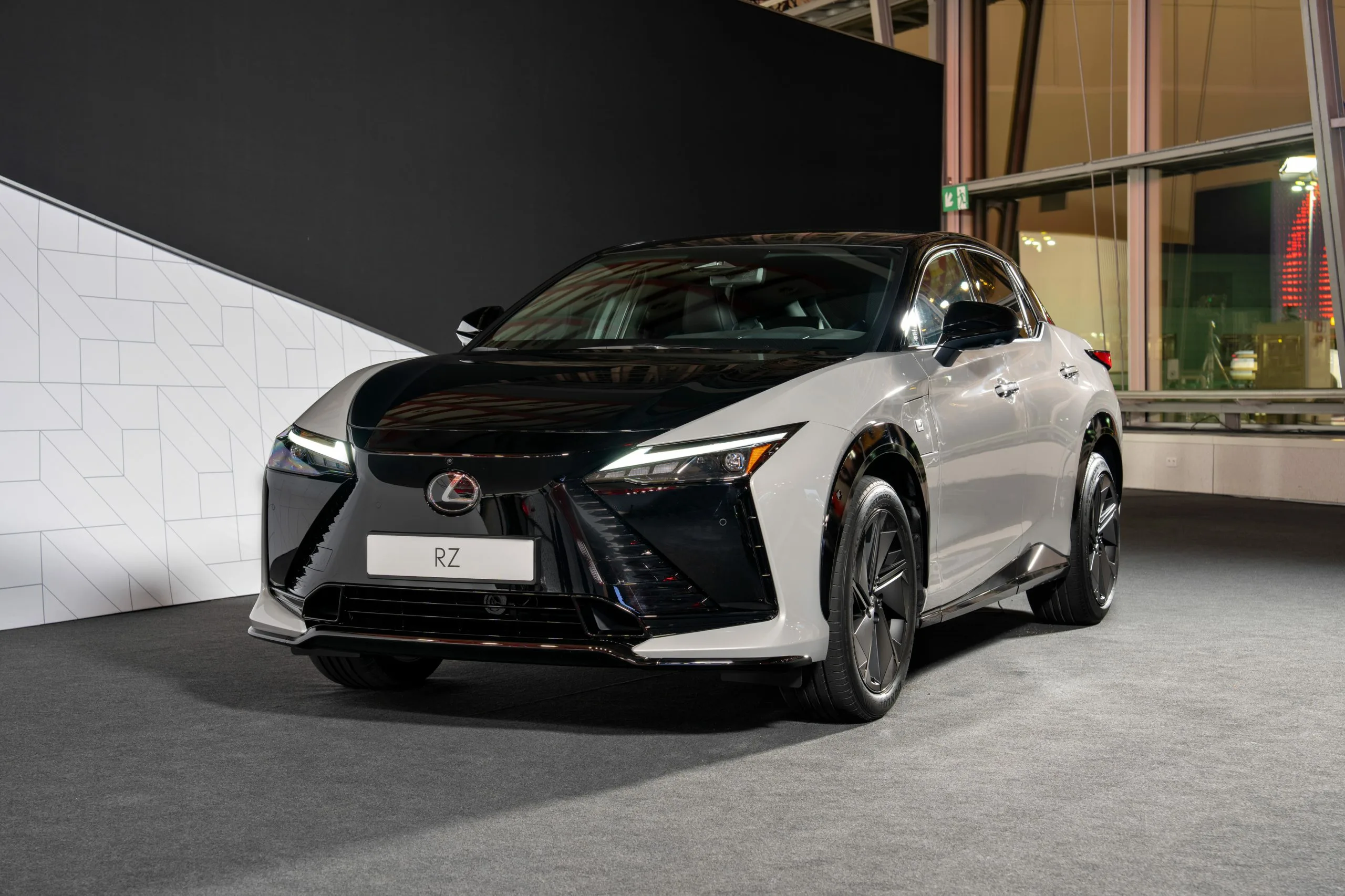 Салон RZ 450e выполнен в духе актуальных моделей Lexus — минимум физических кнопок