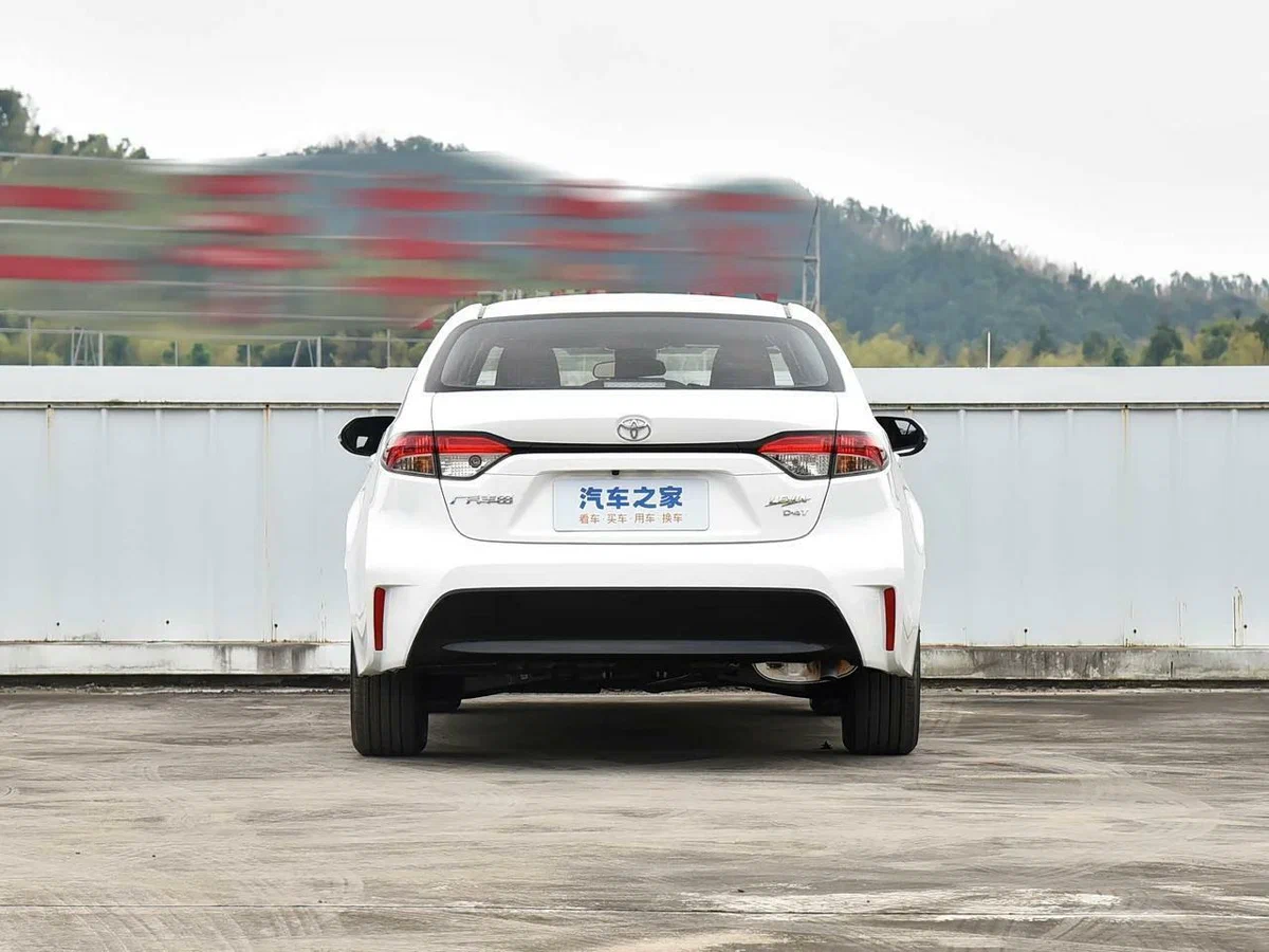 На крышке багажника — эмблема 广汽丰田 (GAC Toyota) и шильдик LEVIN: прямое подтверждение, что это модель именно этого совместного предприятия, а не Corolla