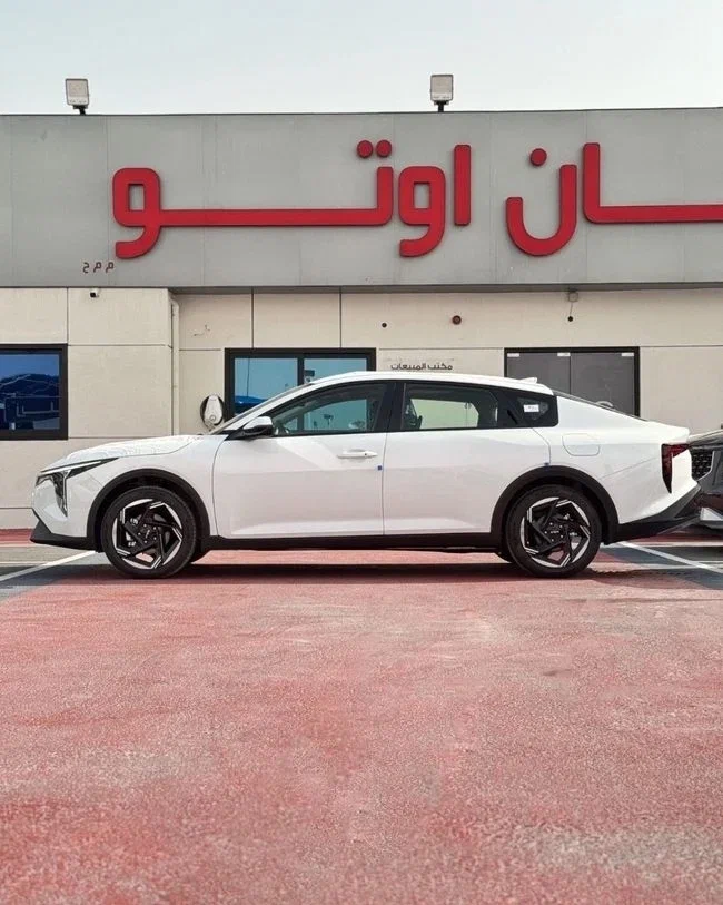 Салон Kia K4 — цифровая панель приборов и мультимедиа во всю ширину торпедо