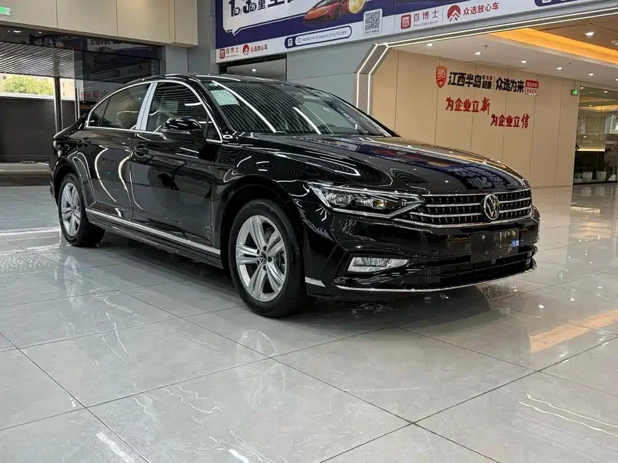 Volkswagen Magotan 2026 в версии 2.0T (220 л.с.) — удлинённый бизнес-седан из Хоргоса
