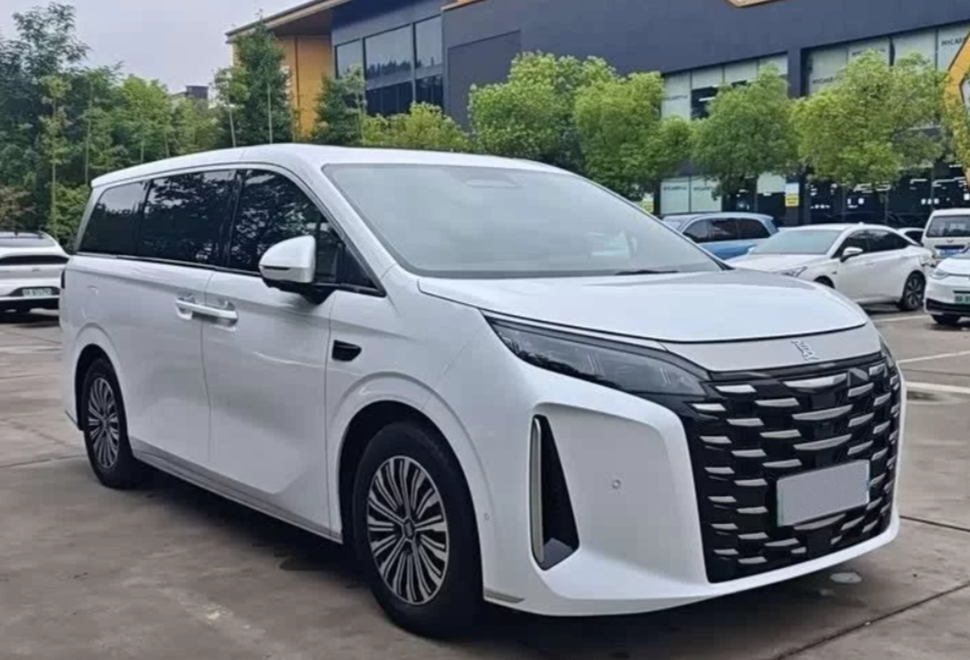 BYD Xia — семиместный минивэн бизнес-класса, от 3 600 000 ₽ под ключ