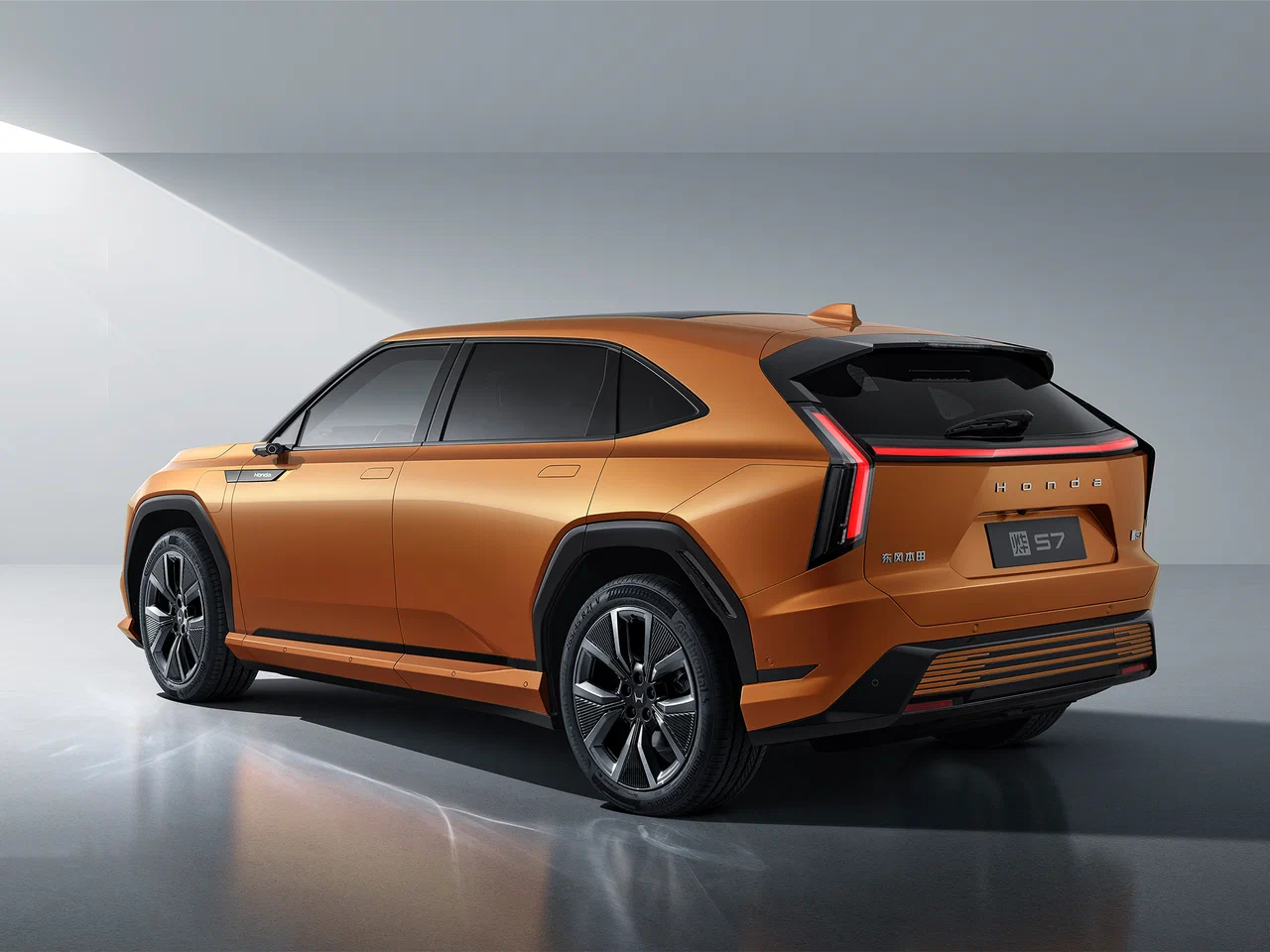 Honda Ye S7 — табличка «Honda» и значок модели S7 на кузове