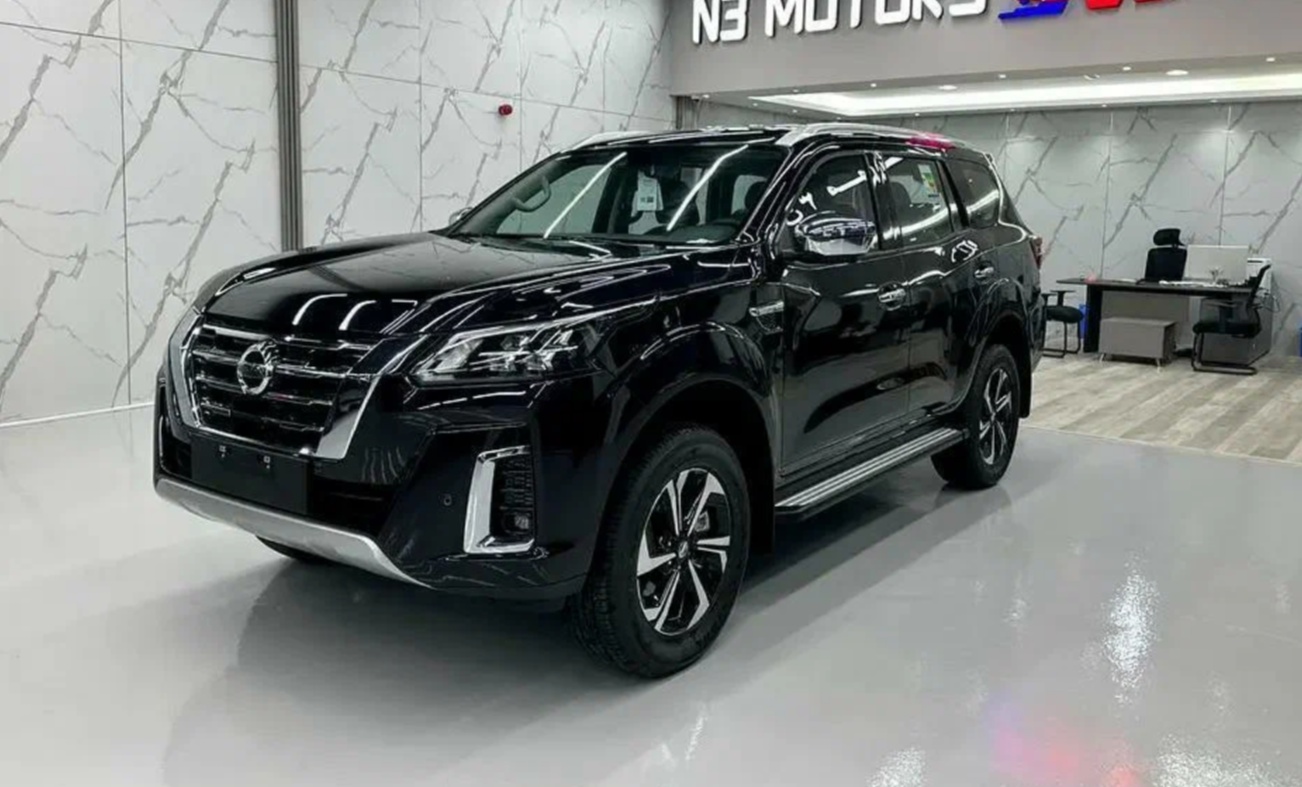 Nissan Terra сзади — семиместный кузов на лонжеронной раме