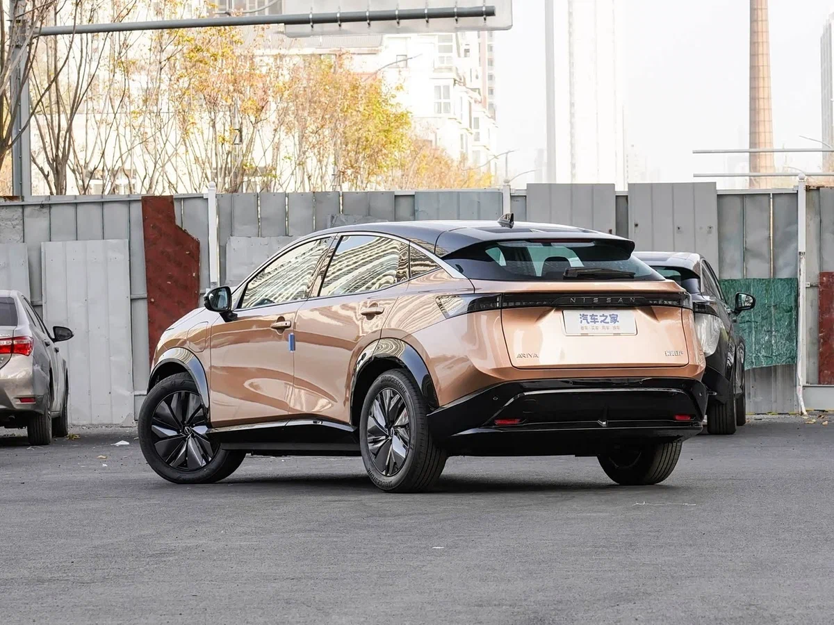 Nissan Ariya — вид сзади, на бампере виден стикер китайской площадки 汽车之家 (Autohome): лот реально с рынка КНР
