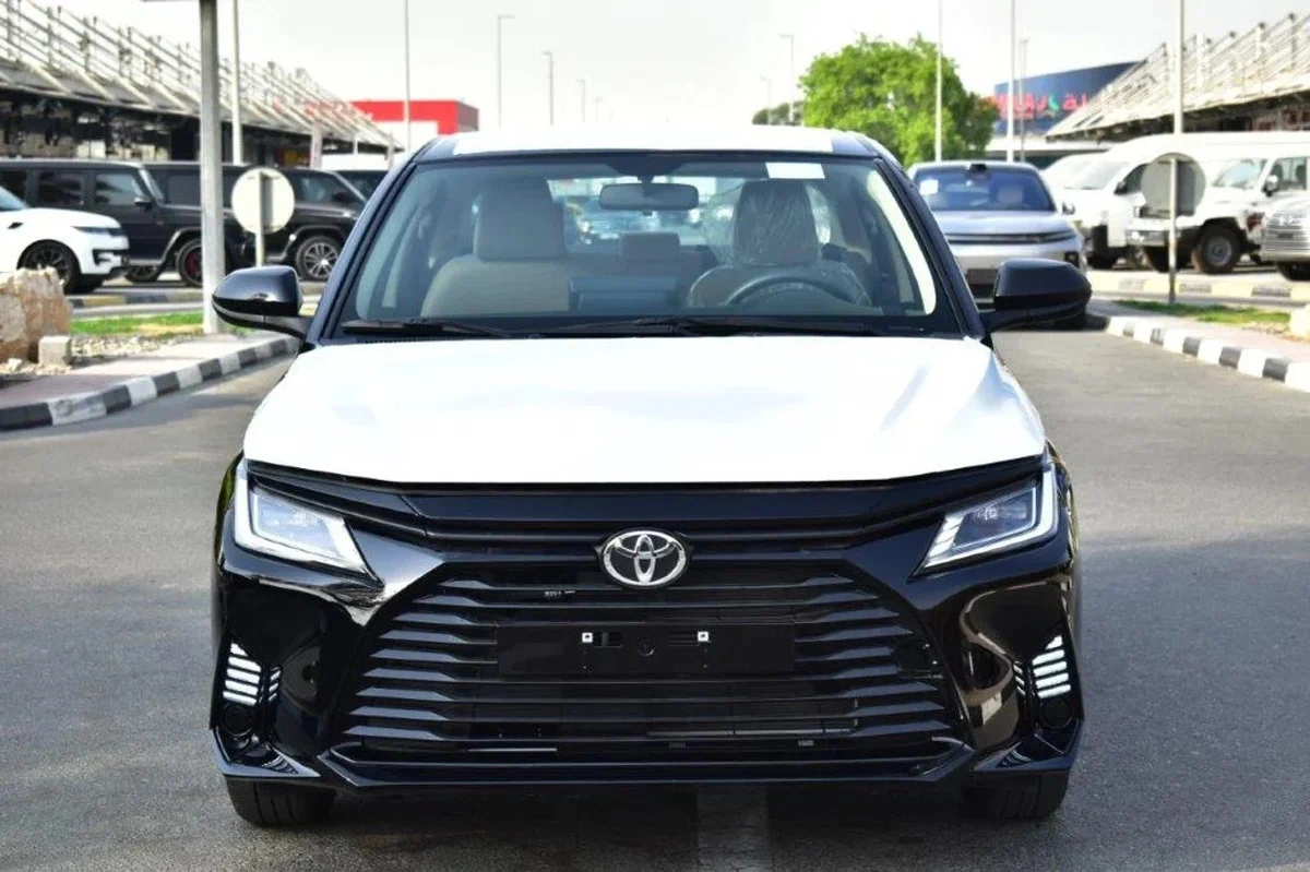 Toyota Yaris L, салон — передний привод, экономичный расход