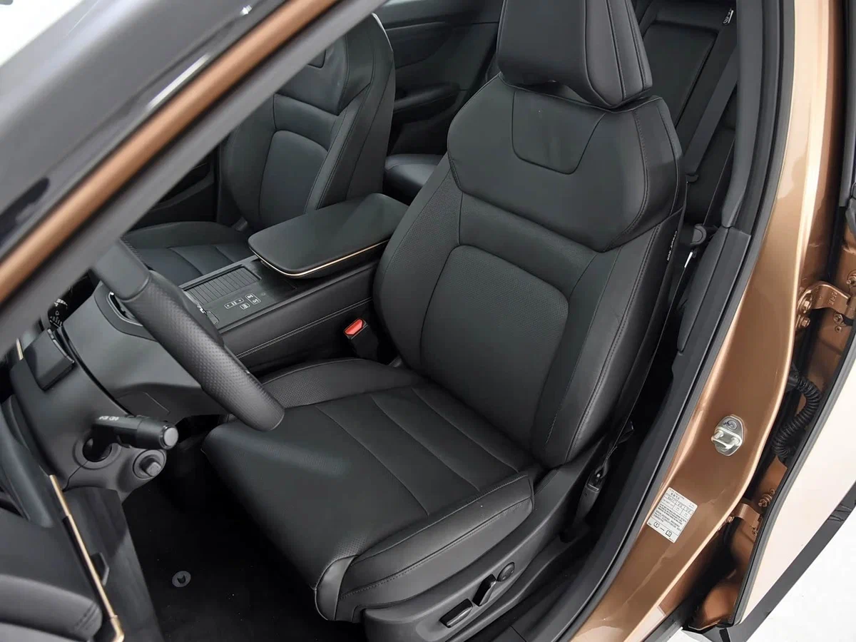 Nissan Ariya — салон: чёрная кожа, плавающая консоль с подлокотником