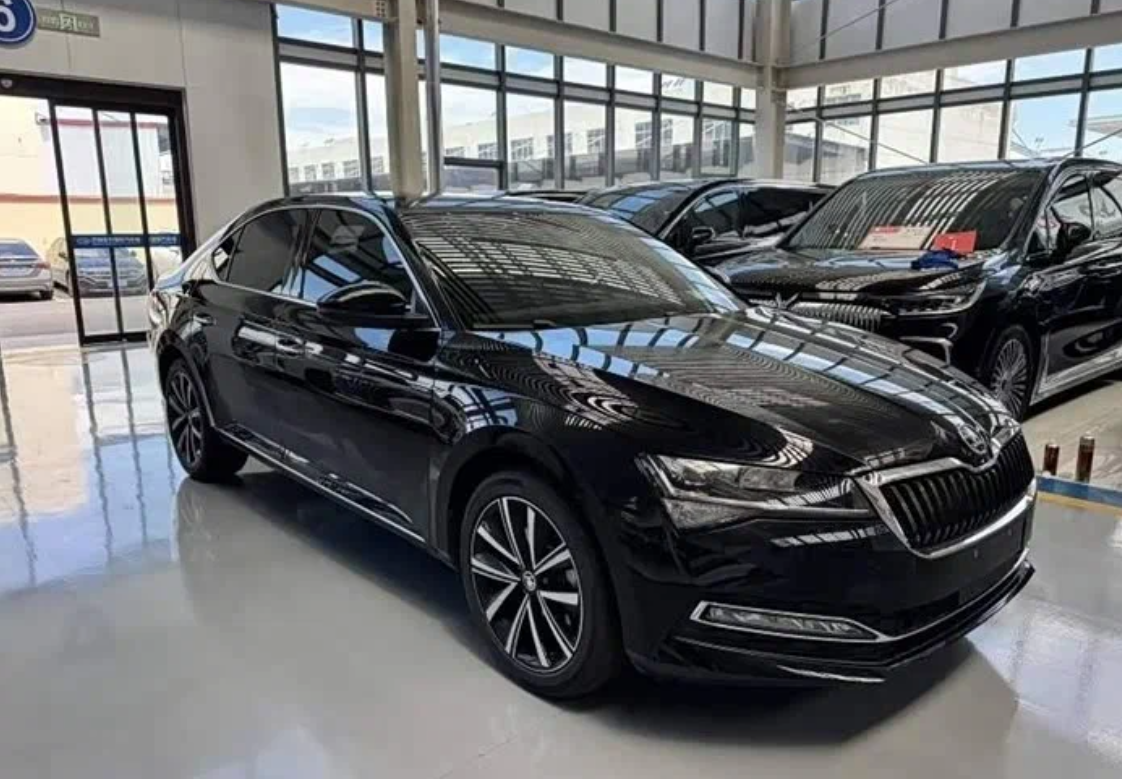 Skoda Superb 2026 — актуальное поколение, передняя часть с фирменной решёткой