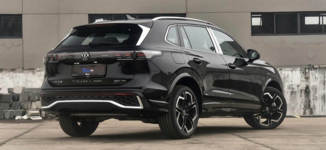 На крышке багажника прямо выштамповано название — Tiguan L Pro 380 TSI, спутать с обычным Tiguan L по шильдику нельзя