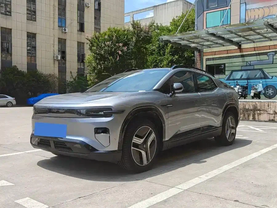 Тот же лот changan-e07-2026 спереди — узкая светодиодная оптика на всю ширину передней панели, характерная для новых моделей Changan.
