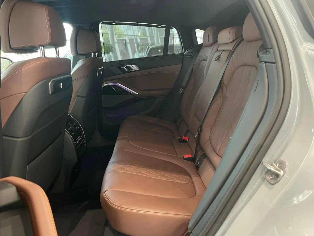 Покатая линия крыши X6 — главное отличие от классического внедорожника X5