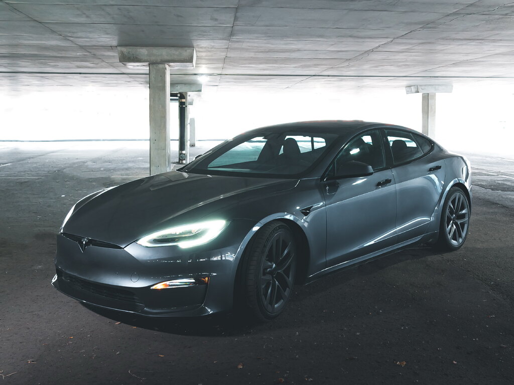 Tesla Model S — флагманский лифтбэк, батарея 100 кВт·ч, от 13 000 000 ₽