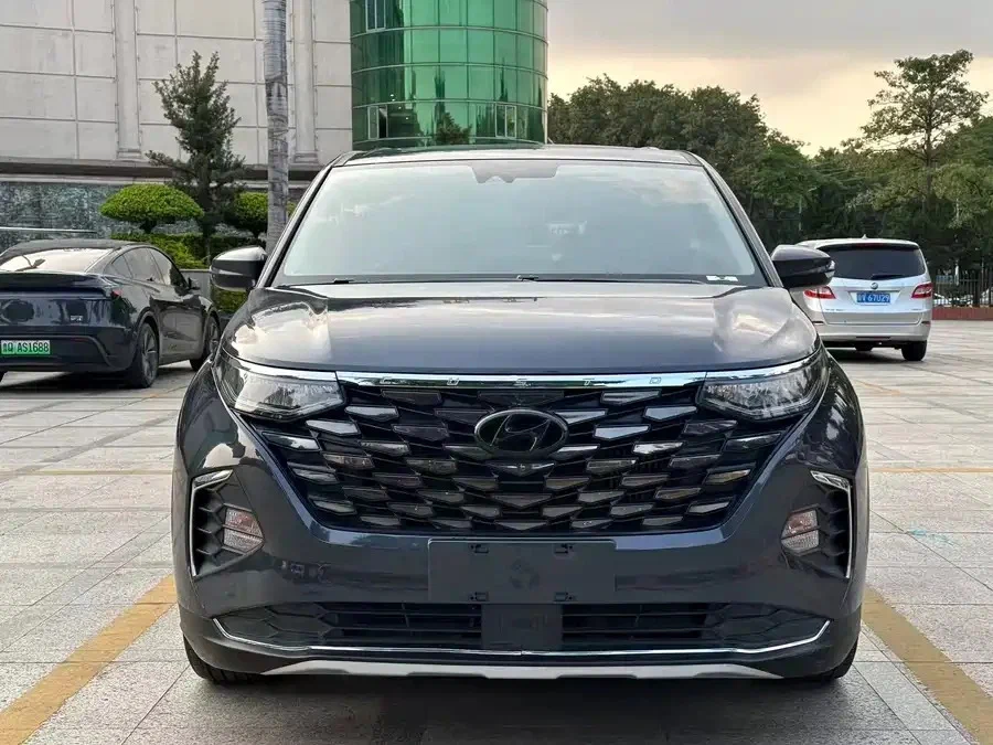Hyundai Custo сзади — китайский минивэн, не поставлявшийся в Россию официально