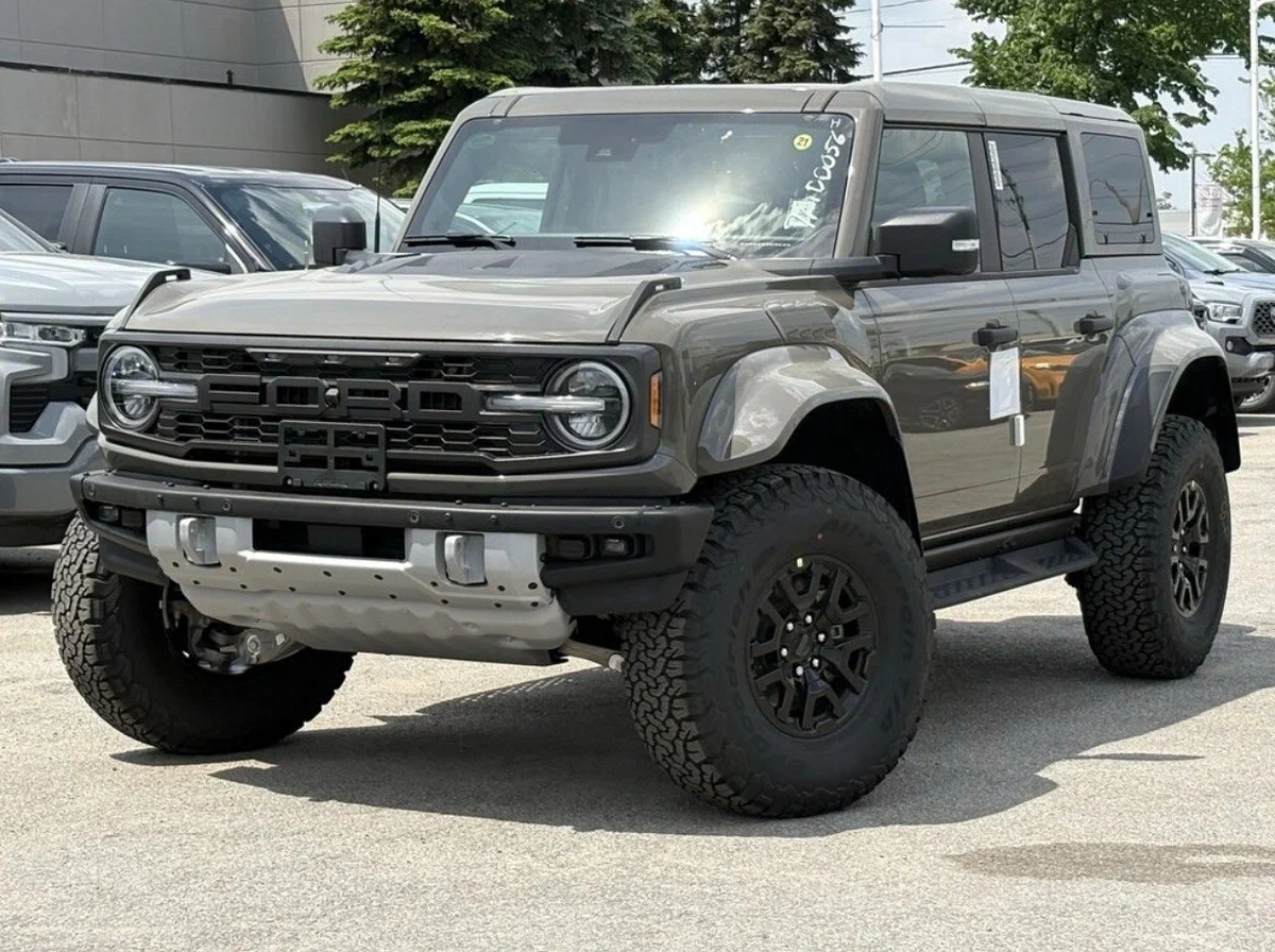 Ford Bronco сбоку — полный привод, съёмные двери и крыша
