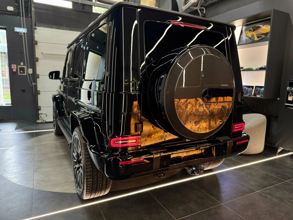 G63 AMG в нашей поставке — фирменные квадратные фары и характерный силуэт W463 сохранены