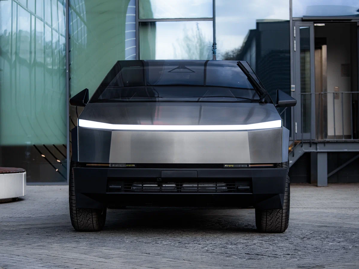 Tesla Cybertruck, салон — грузоподъёмность до 5 тонн