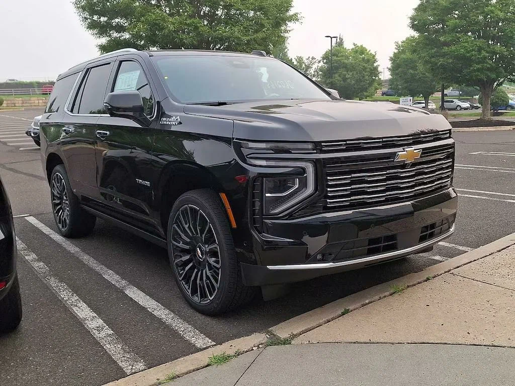 Шильдик Tahoe на передней двери — платформа GM T1XX, общая с Suburban и GMC Yukon