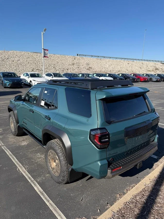4Runner в профиль — классические рамные пропорции, которые модель сохраняет уже шестое поколение