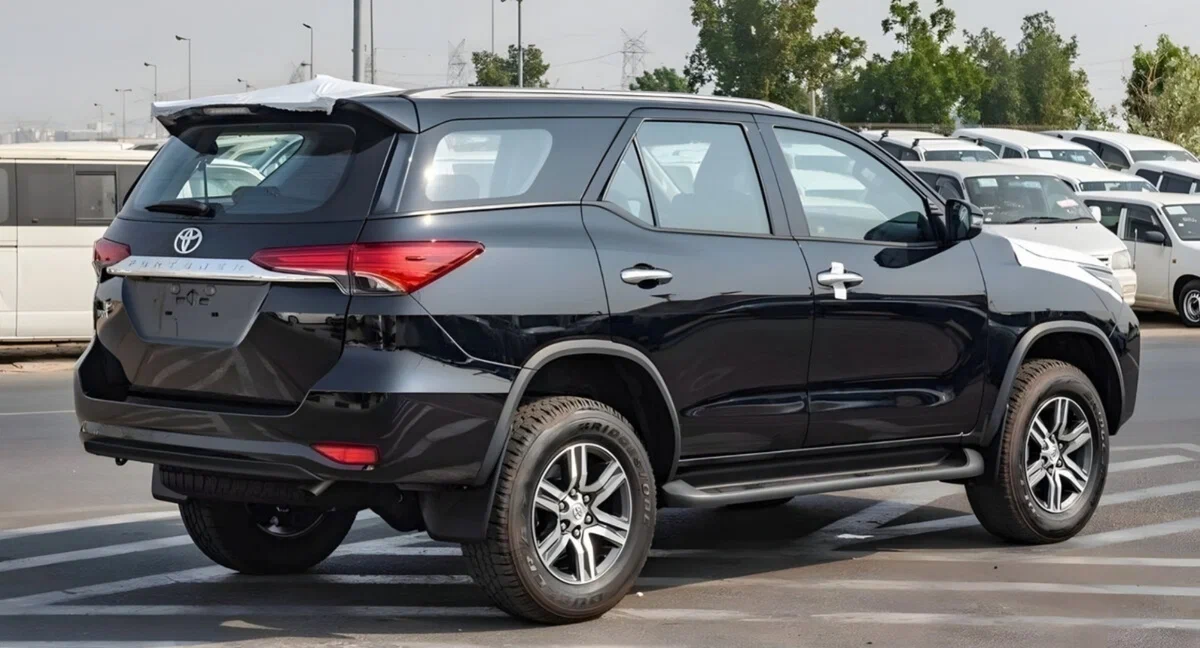 Салон Toyota Fortuner рассчитан на полную семью из семи человек