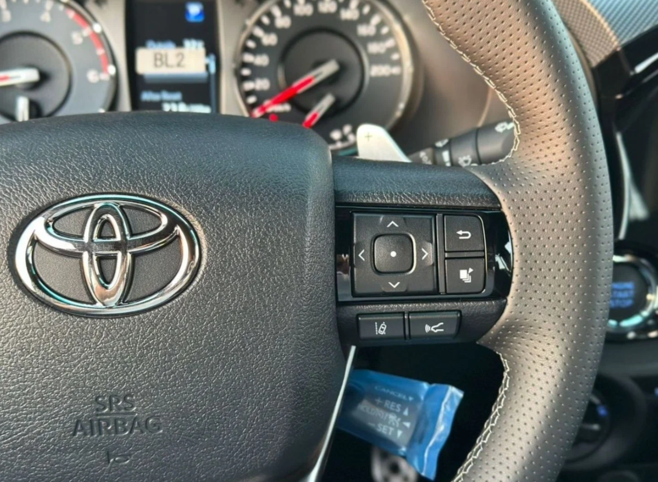 Toyota Hilux 2026 — салон, кожаная отделка комплектации Adventure