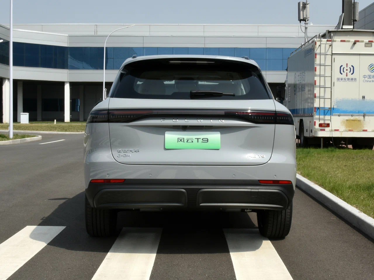 Салон Chery Fulwin T9 — передняя панель с крупным центральным экраном