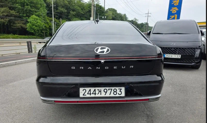 Hyundai Grandeur седьмого поколения (GN7) — название читается прямо на крышке багажника