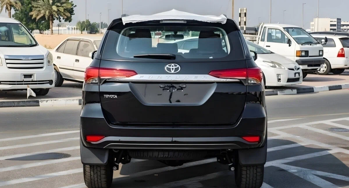 Профиль Fortuner: семейный силуэт рамного внедорожника, 7 мест