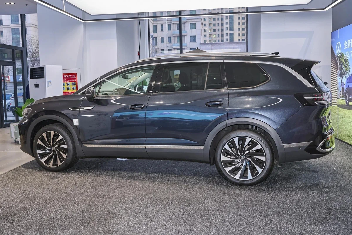 Volkswagen Talagon в дилерском центре FAW-Volkswagen в Китае — длина кузова 5,15 м, три ряда сидений