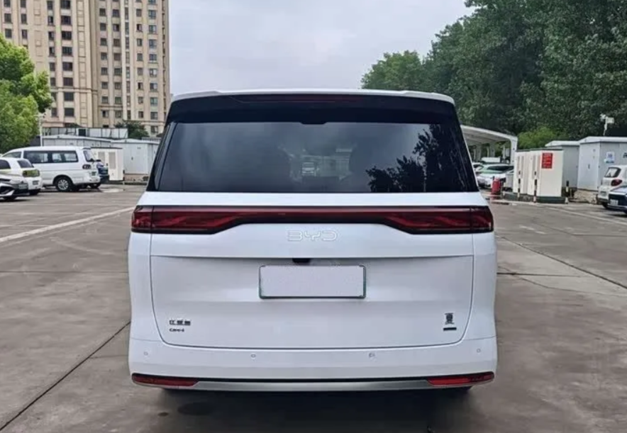Салон BYD Xia — три ряда сидений, гибрид DM-i
