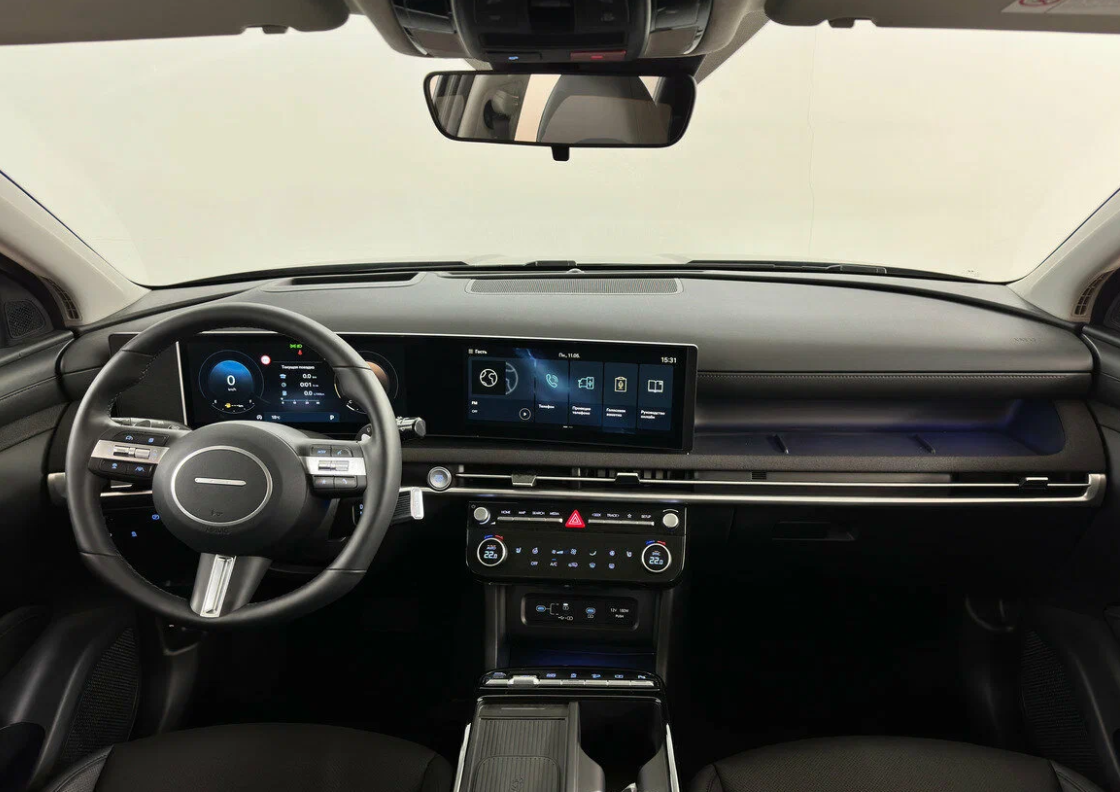 Салон Hyundai Tucson — изогнутая панорамная панель с двумя дисплеями