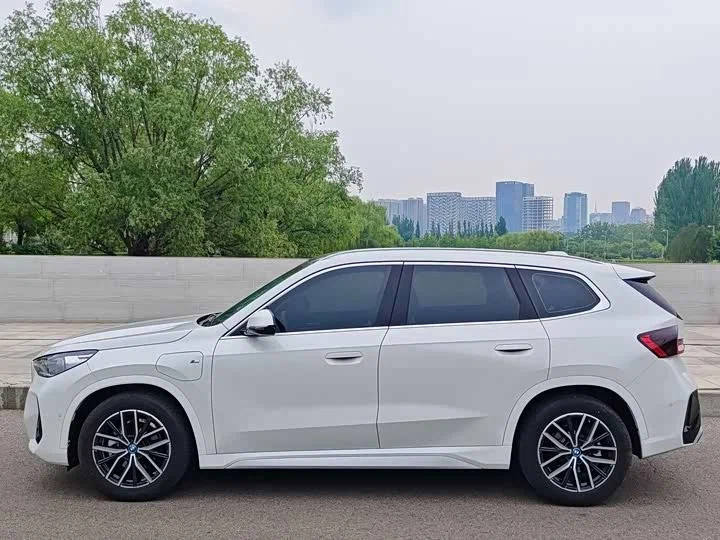 Салон BMW iX1 — изогнутый экран приборной панели и мультимедиа