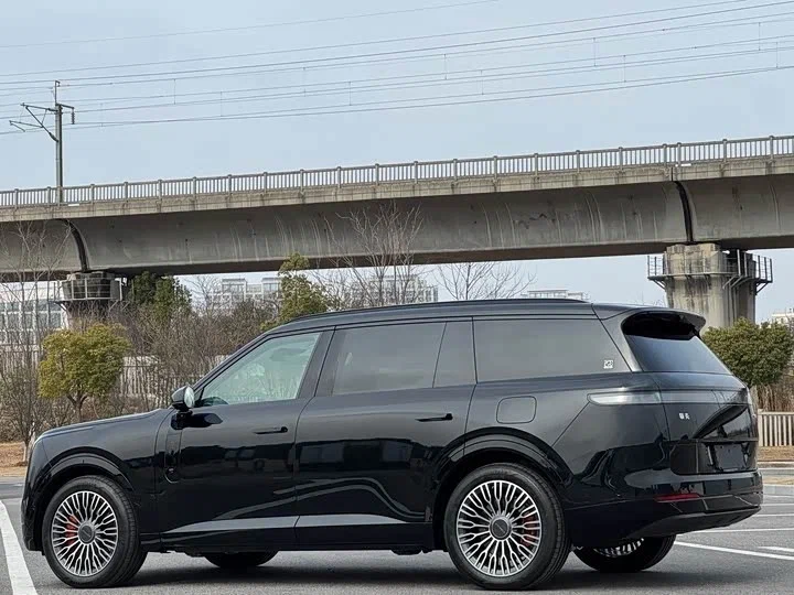 Lynk & Co 900 сзади — тот же экземпляр линейки EM-P