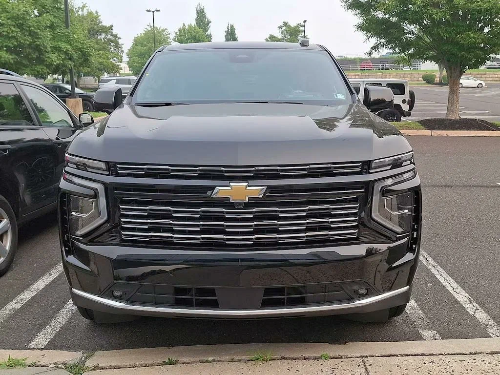Chevrolet Tahoe спереди — фирменная решётка радиатора нового поколения GM